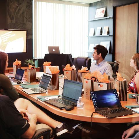 موقع خمسات للتصميم واهم الخدمات التي يقدمها ومهارات المصمم الناجح